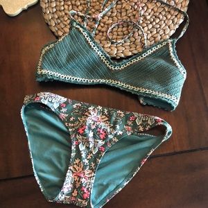 Women’s swim suit top medium bottom small